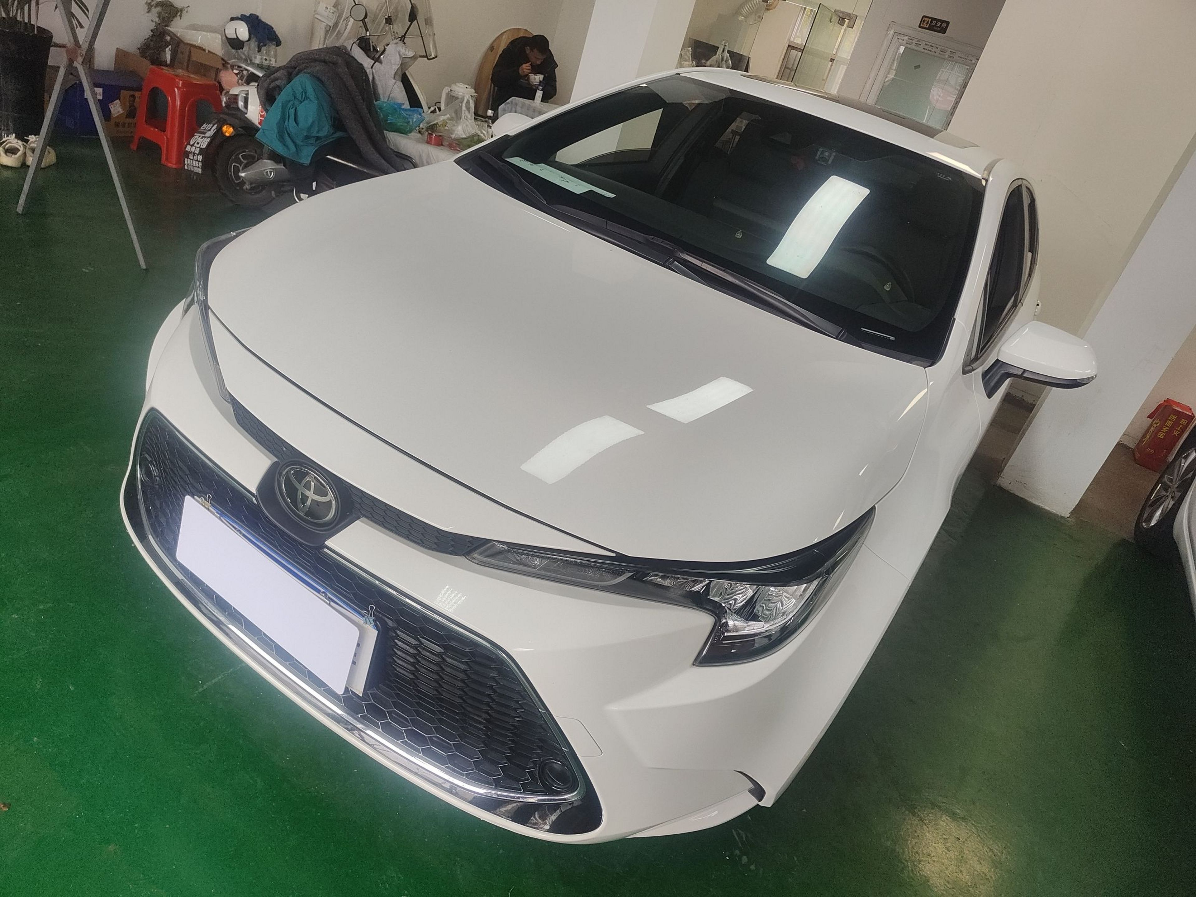 Под передней частью автомобиля