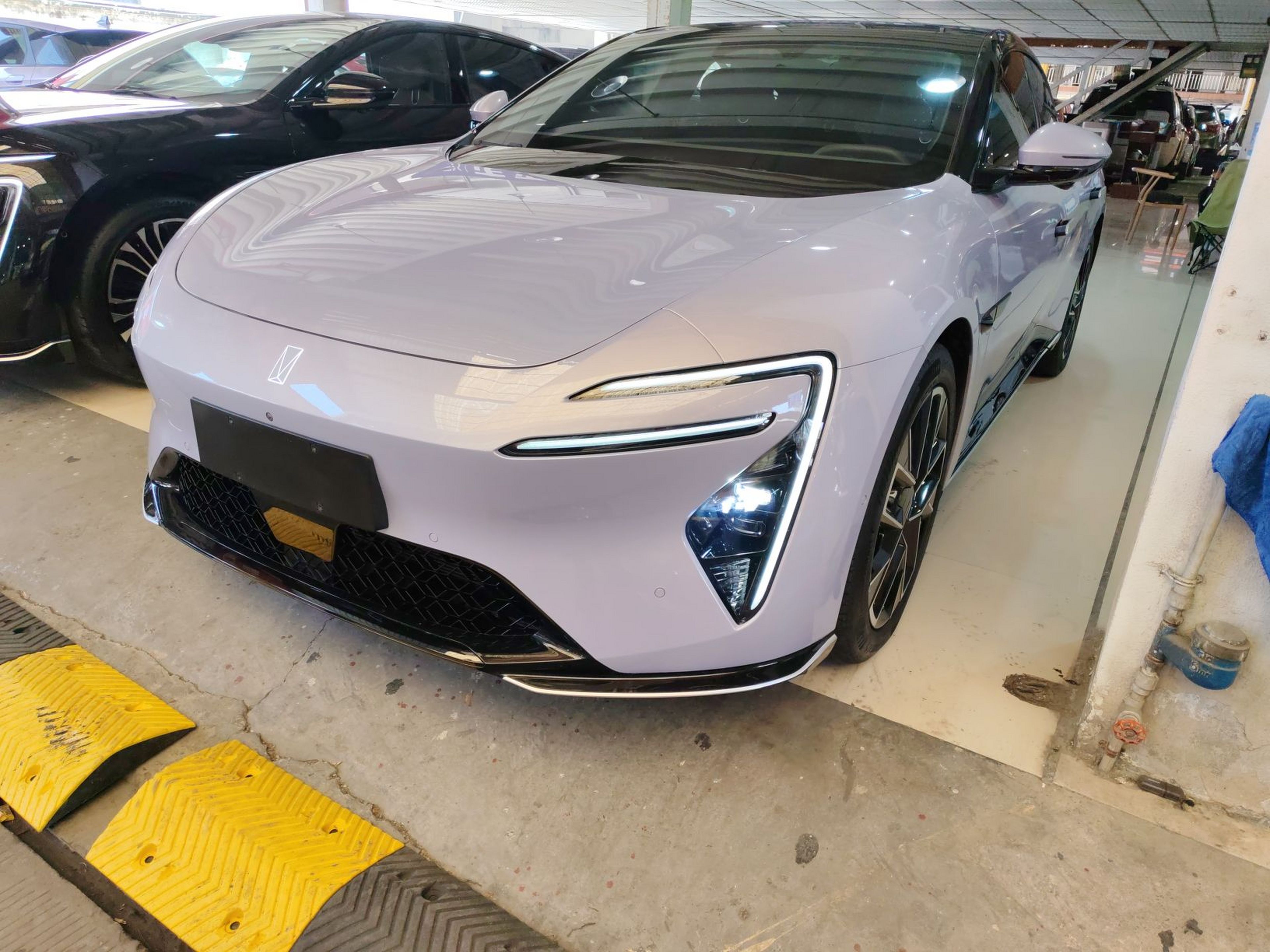 Под передней частью автомобиля