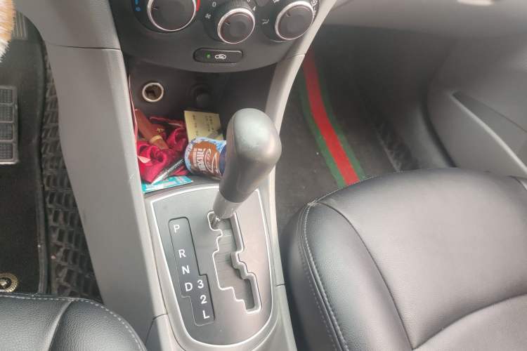 Used Hyundai Verna (older generation) 2010 Sedan 1.4L Automatic Fashionable GT Model Gear Lever