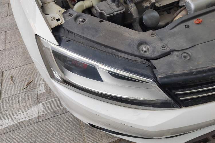 Used Volkswagen Sagitar 2014 1.4TSI Automatic Luxury Model Right Front Headlight