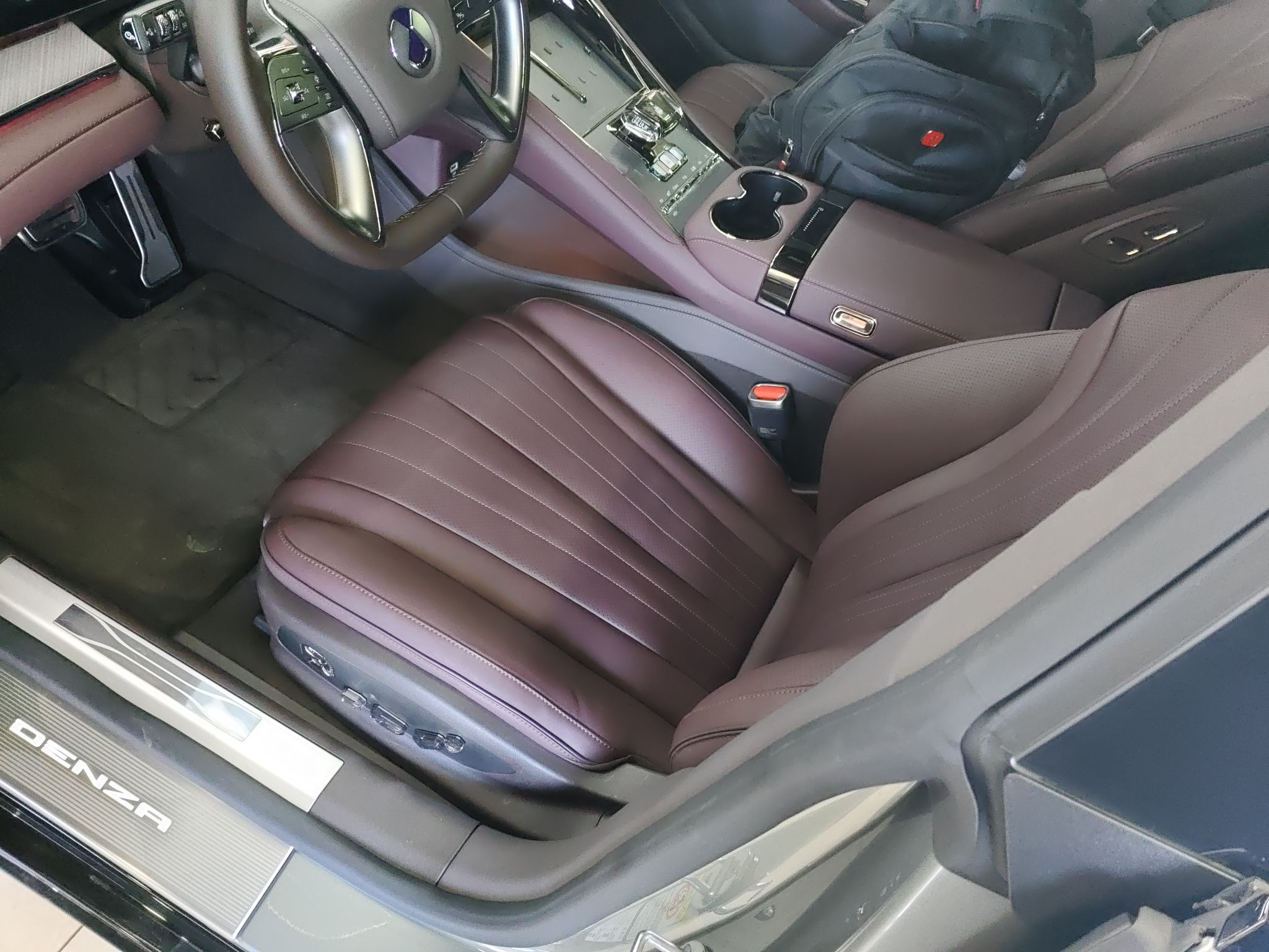 Переднее сиденье в автомобиле