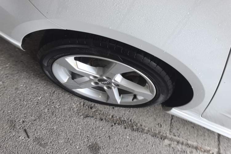 Used Audi A3 2020 Sportback 35 TFSI Fashion Edition China VI Emission Standard Right Rear Wheel Hub