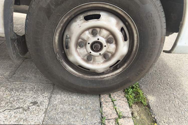 Used JMC Fushun 2022 2.0T Manual Van Short Wheelbase Low Roof 3-Seater Right Front Wheel Hub