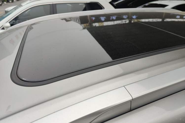 Used AION Y 2023 Plus 510 Smart Edition Roof