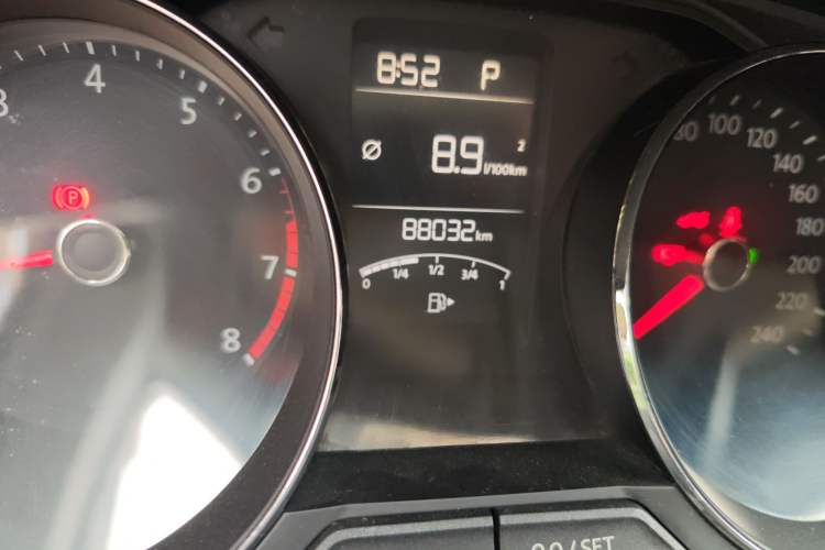 Used Volkswagen Lavida 2015 1.6L Automatic Luxury Edition Odometer Close Up