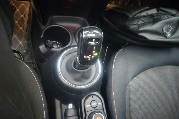 Used MINI 2018 1.5T ONE PLUS Five-Door Edition Gear Lever