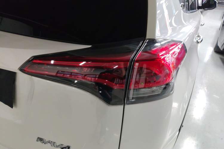 Used Toyota RAV4 2016 2.0L CVT Two-Wheel Drive Fashion Edition China V Standard