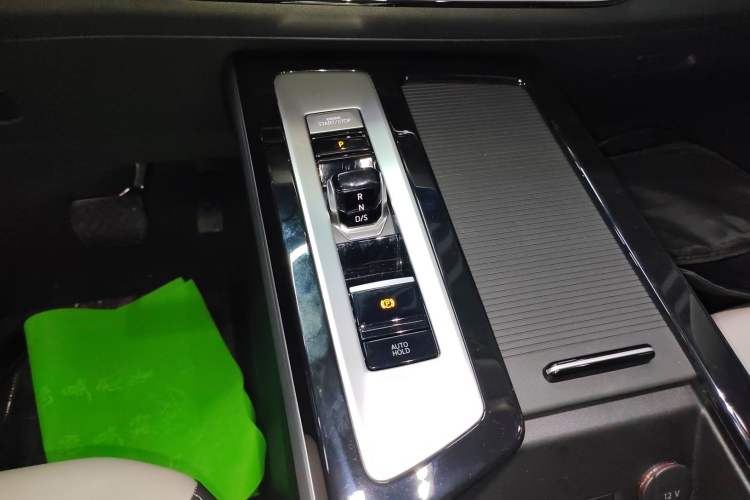 Used Volkswagen Tavendor 2024 330TSI Luxury Touring - All-Inclusive Edition Gear Lever