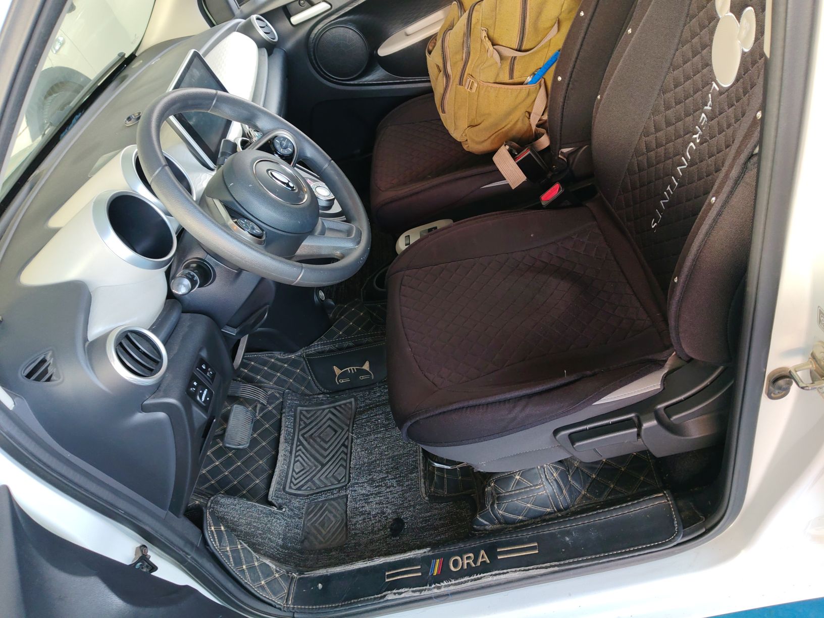 المقاعد الأمامية داخل السيارة