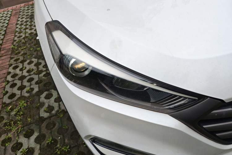 Used Hyundai Tucson 2015 1.6T Dual-Clutch Two-Wheel-Drive Smart Model Right Front Headlight