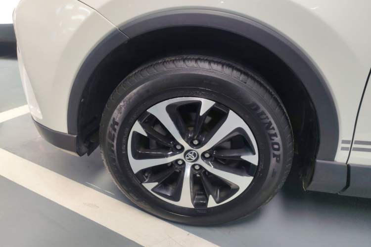 Used Toyota RAV4 2016 2.0L CVT Two-Wheel Drive Fashion Edition China V Standard Exterior 4