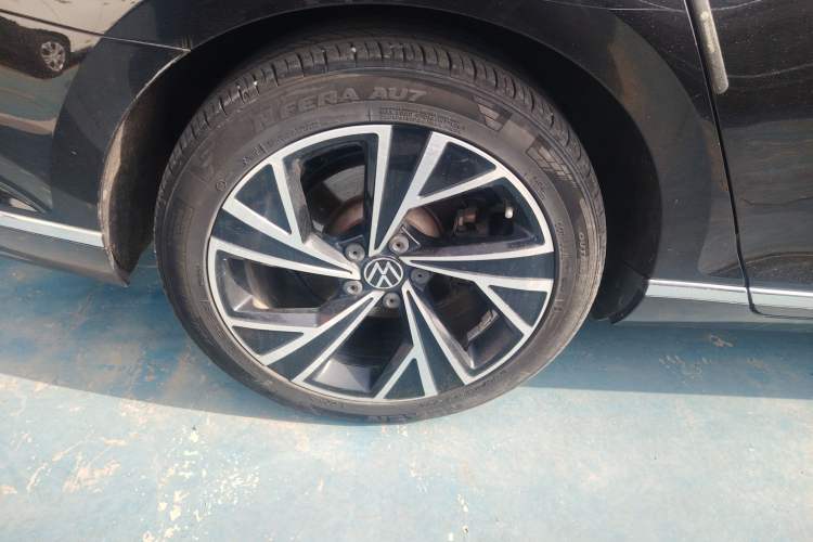 Used Volkswagen Magotan 2021 330TSI DSG 30th Anniversary Edition Right Rear Wheel Hub