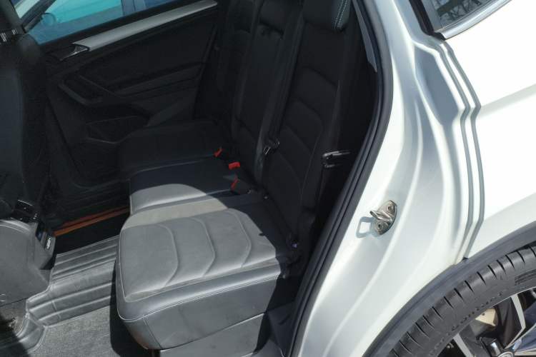 Used Volkswagen Tiguan L 2019 330TSI Automatic Two-Wheel Drive Smart Luxury Version China VI Standard Left Rear Seat