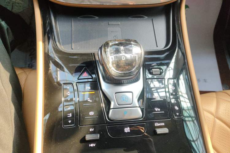 Used Denza D9 2024 DM-i 970 Luxury Model
