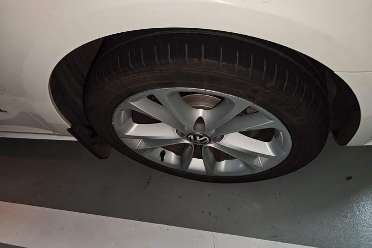 Used Volkswagen FAW-Volkswagen CC 2011 1.8 TSI Prestige Model Right Front Wheel Hub