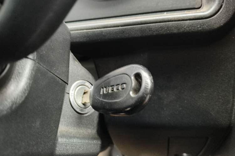 Used Iveco Daily 2021 2.5T A35 M1 Passenger Van 5-9 Seats Short Wheelbase Low Roof Single Tire Manual Doors
