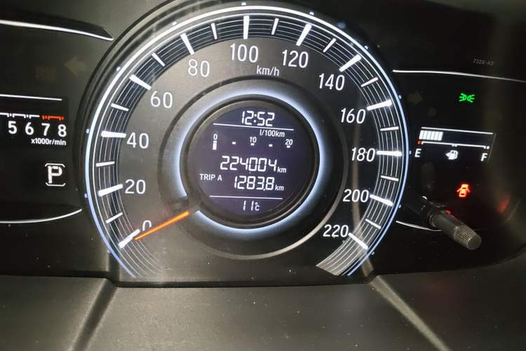 Used Honda Odyssey 2017 2.4L Luxury Edition Odometer Close Up