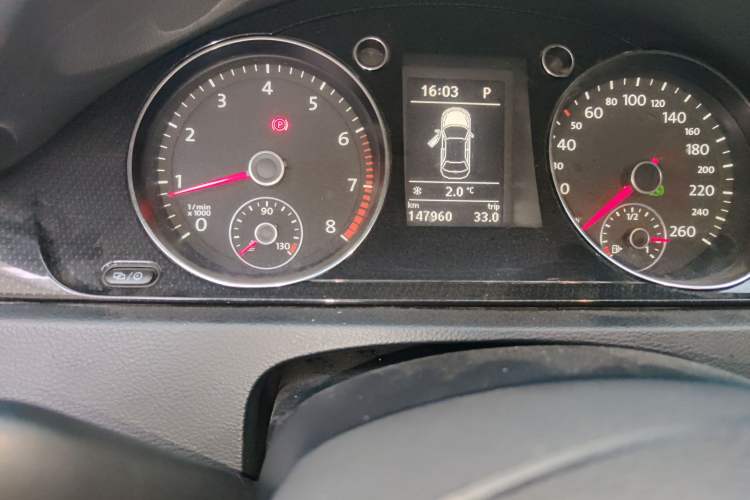 Used Volkswagen Magotan 2013 1.8TSI Luxury Model Odometer Close Up