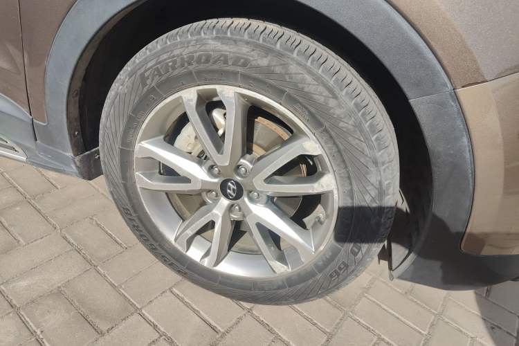 Used Hyundai Santa Fe 2013 Revised Version 2.4L Automatic All-Wheel Drive Luxury Trim