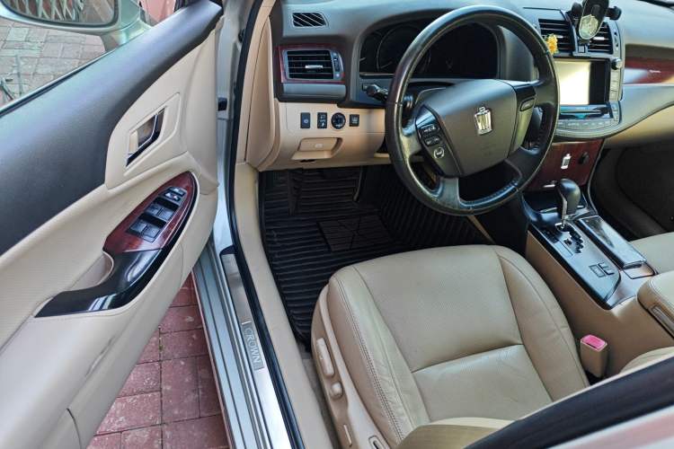 Used Toyota Crown 2011 2.5L Royal Special Edition with Leather and Sunroof
