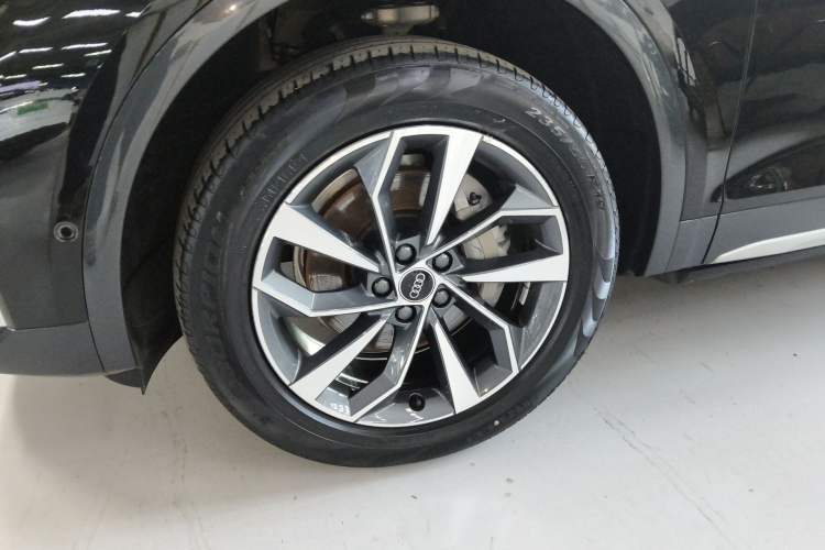 Used Audi Q5L 2022 Updated Version 40T Luxury Elegant Edition Left Front Wheel Hub