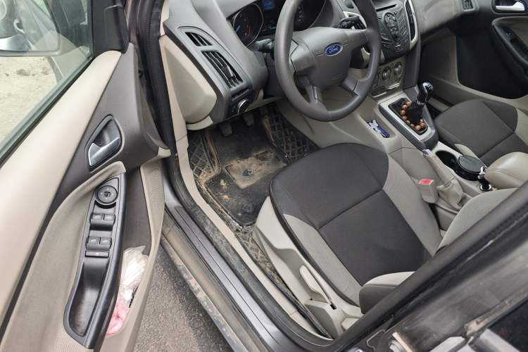 Used Ford Focus 2012 Sedan 1.6L Manual Comfort Model
