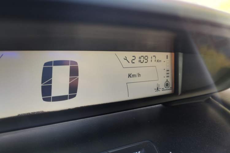 Used Citroen C-Triomphe 2006 2.0L Manual Luxury Version Odometer Close Up