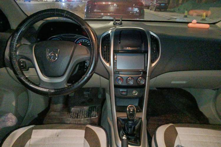 Used Baojun 630 2014 1.5L manual standard version
