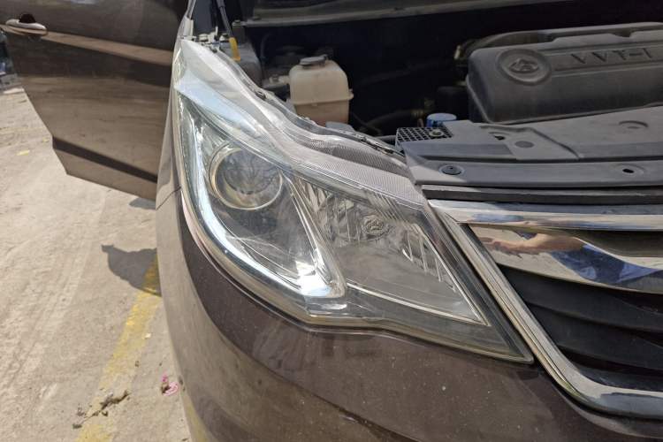 Used CHANGAN KAICHENG Oushang A600 2016 1.5L Manual Luxury 7-Seater Right Front Headlight