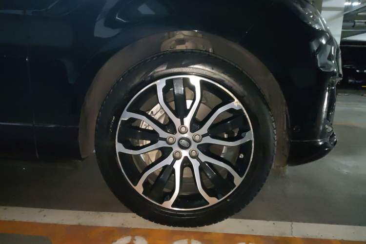 Used Land Rover Range Sport 2021 3.0 L6 YAO Black Edition Right Front Wheel Hub