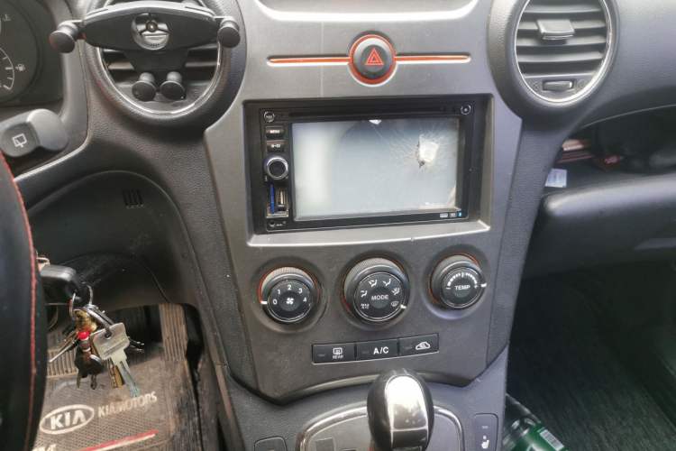 Used Kia Carens 2011 2.0L 7-Seater Automatic Comfort Edition Audio And AC Panel