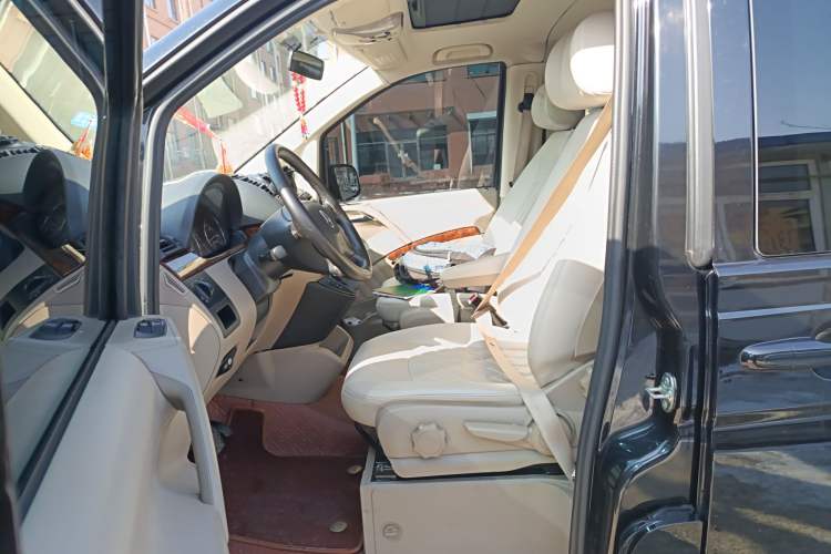 Used Mercedes-Benz Viano 2013 3.0L Hospitality Edition
