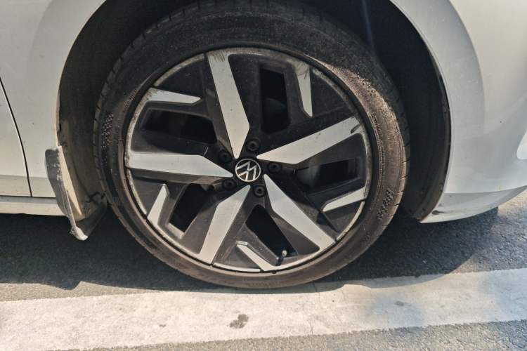 Used Volkswagen Lamando 2023 Lavida L 280TSI DSG Cool & Spicy Edition Right Front Wheel Hub