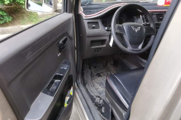 Used Wuling Rongguang V 2016 1.5L Standard Version
