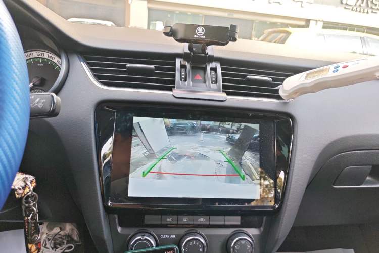 Used Skoda Octavia 2020 1.5L Automatic SmartDrive Luxury Edition Audio And AC Panel