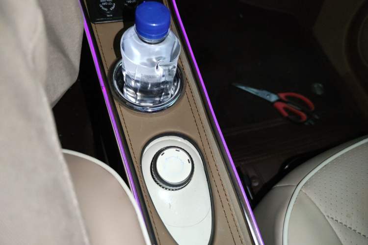 Used Wuling Hongguang MINIEV 2025 Four-Door Version Premium Edition Gear Lever