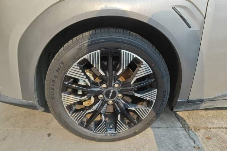 Used AION Y 2022 70 Tech Edition Lithium Iron Phosphate Left Front Wheel Hub