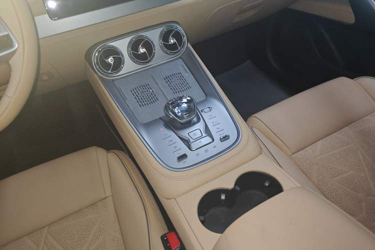 Used Denza N8 2023 Four-Wheel Drive Ultra-Hybrid Flagship Six-Seater Version