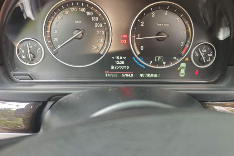 Used BMW 5 Series 2014 525Li Leading Model Odometer Close Up
