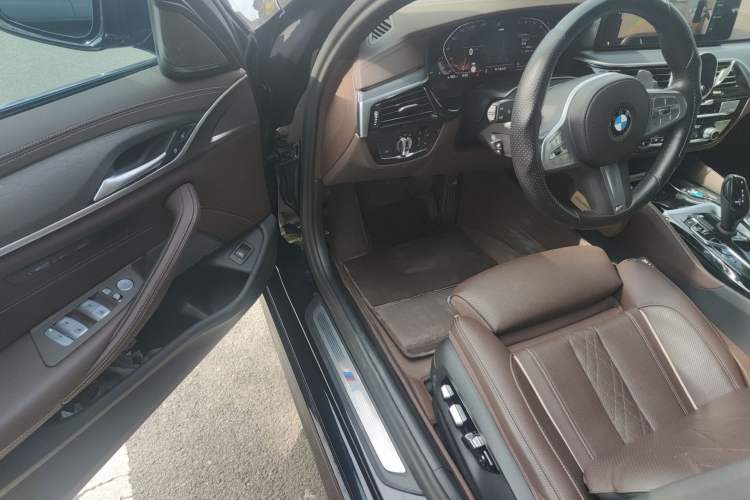 Used BMW 5 Series 2023 530Li Luxury Edition M Sport Package Driver Seat