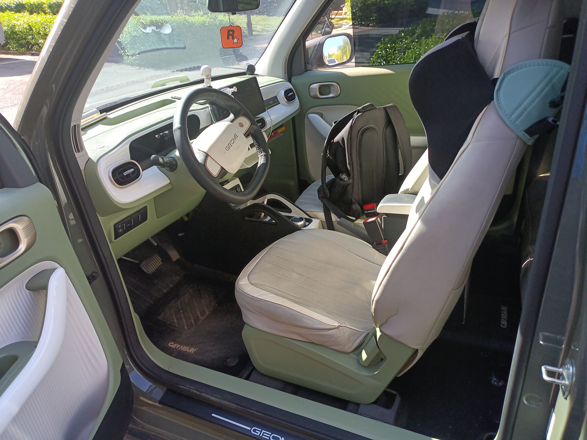 المقاعد الأمامية داخل السيارة