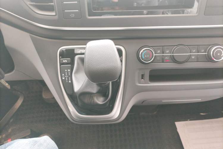 Used SAIC MAXUS Xintu V80 2024 Aotong Value Edition 6AMT Short Wheelbase Ultra-Low Roof 127 Ps 5/6 Seats
