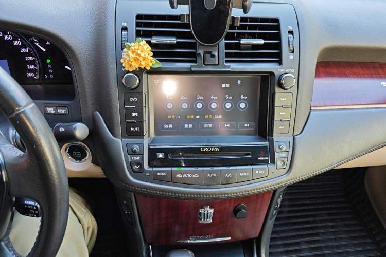 Used Toyota Crown 2011 2.5L Royal Special Edition with Leather and Sunroof
