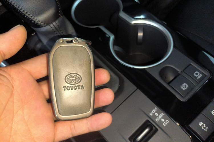 Used Toyota Highlander 2024 2.5L Smart Electric Hybrid Dual-Motor Two-Wheel-Drive Elite Edition 5 Seats Vehicle Key