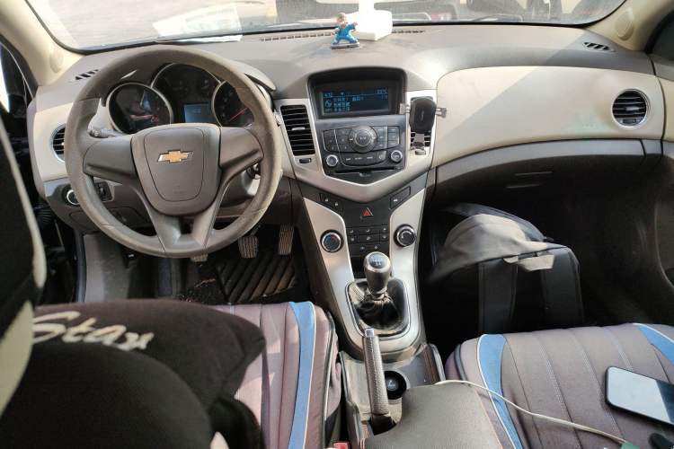 Used Chevrolet Cruze 2015 1.5L Classic SL MT Center Console