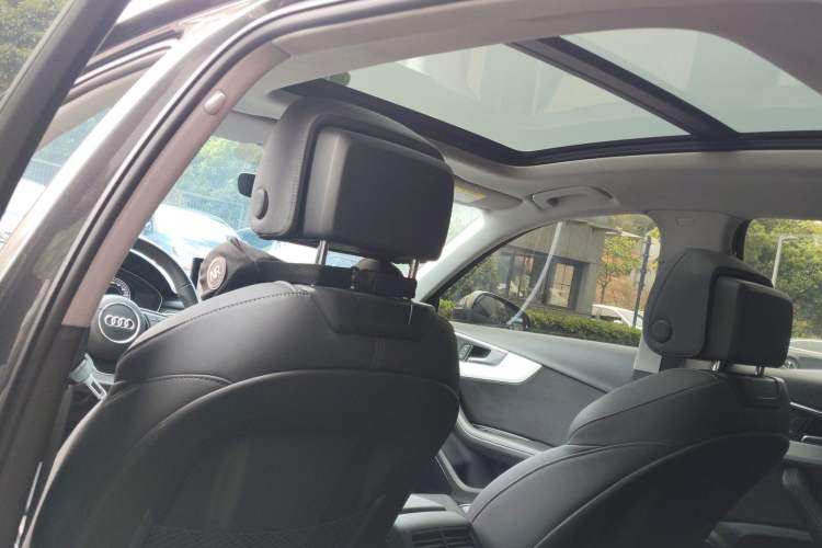 Used Audi A4L 2022 40 TFSI Luxury Dynamic Model Headliner