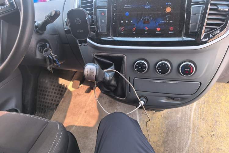 Used SAIC MAXUS Xintu V80 2018 2.5T 6-Speed Manual Aoyuntong Facelifted Short Wheelbase Mid-Height 5-6-Seater Gear Lever