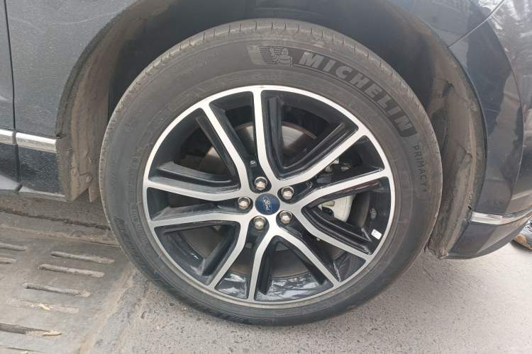 Used Ford Edge 2020 EcoBoost 245 Two-Wheel Drive Titanium 7-Seater Right Front Wheel Hub