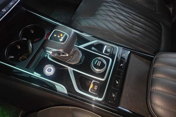 Used Hongqi HS5 2022 Facelifted Version 2.0T Smart Connect Flagship All-Wheel-Drive Edition