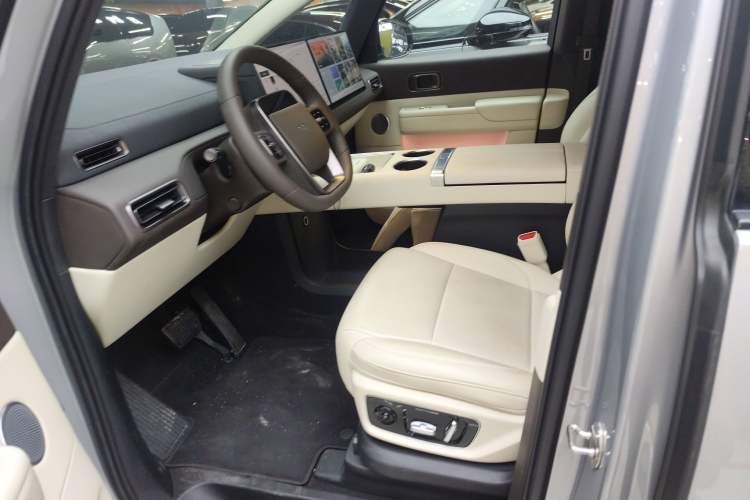 Used Li Auto MEGA 2024 Ultra Model
